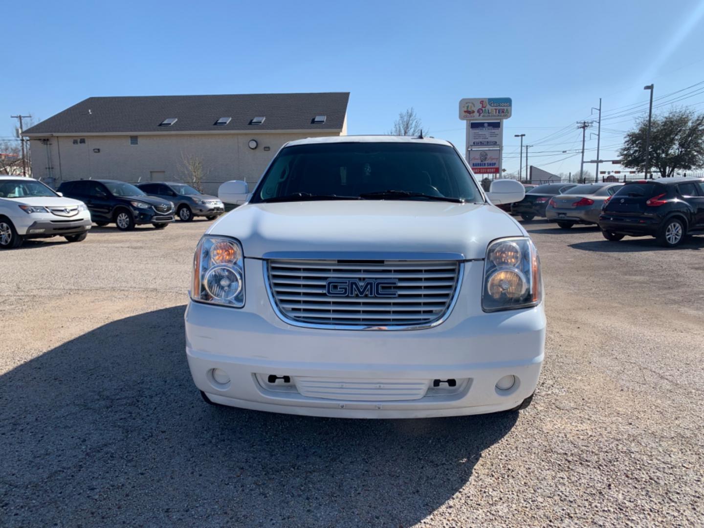 2008 White /Black GMC Yukon SLE-1 2WD (1GKFC13C98R) with an 4.8L V8 OHV 16V engine, Automatic Overdrive transmission, located at 1830 North Belt Line Road, Irving, TX, 75061, (469) 524-0199, 32.834373, -96.993584 - Photo#1